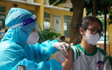 Tiêm vắc xin phòng COVID-19 cho trẻ 12-17 tuổi.
