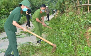 Lực lượng vũ trang tham gia lao động “Ngày thứ Bảy cùng dân” ở phường Minh Tân.