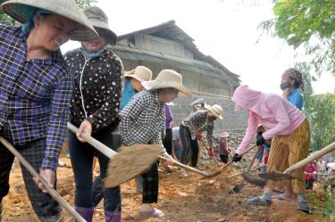 Người dân bản Lụ 1, xã Phúc sơn tham gia làm đường giao thông nông thôn.