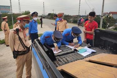 Cảnh sát Giao thông và các lực lượng chức năng liên ngành phối hợp xử lý các trường hợp vi phạm an toàn giao thông.