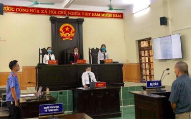 Kiểm sát viên Viện Kiểm sát nhân dân huyện tham gia xét xử tại phiên tòa.