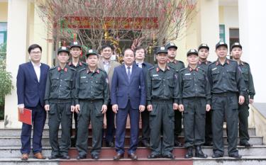 Đoàn công tác của Tỉnh ủy Yên Bái chụp ảnh cùng cán bộ, chiến sĩ Bộ Tư lệnh cảnh sát cơ động khu vực Tây Bắc làm nhiệm vụ trực Tết năm 2022.