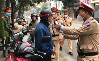 Cán bộ, chiến sĩ cảnh sát giao thông Công an thành phố Yên Bái tăng cường kiểm tra nồng độ cồn đối với người điều khiển phương tiện dịp cuối năm.