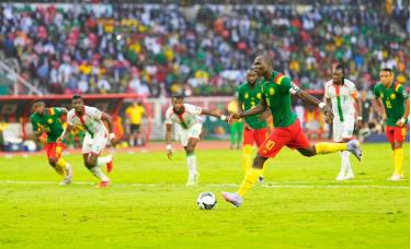 Aboubakar ghi cú đúp từ chấm 11m giúp ĐT Cameroon thắng trận mở màn AFCON 2021.