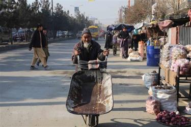 Hàng hóa được bày bán trên một đường phố ở thủ đô Kabul, Afghanistan, ngày 24/12/2021. (Ảnh: THX/TTXVN)
