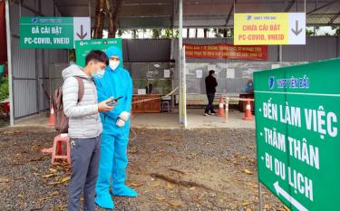 Representatives of Yen Bai’s Youth Union visit and present gifts to locked down areas in the locality.