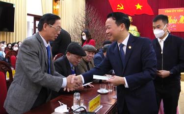 Secretary of the provincial Party Committee Do Duc Duy presents gifts to retired provincial leaders.