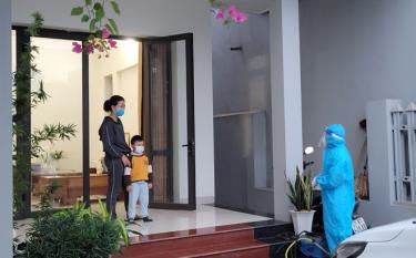 Bệnh nhân nhiễm Covid-19 nhỏ tuổi được thăm khám tại nhà. Ảnh: Minh Huyền