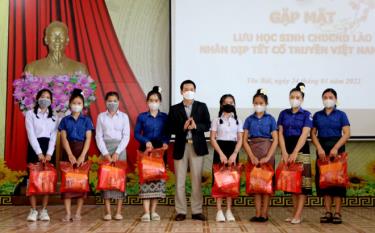 Lao students of the Yen Bai College of Education receive Tet gifts from the province.