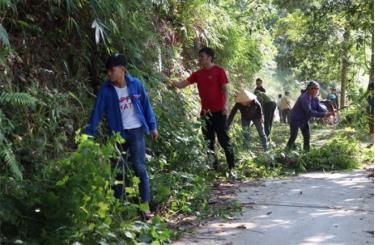 Nhân dân thôn Đồng Thập, xã Minh An phát dọn, vệ sinh đường giao thông nông thôn.