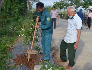 Người dân thành phố Yên Bái trồng hoa tạo cảnh quan môi trường xanh, sạch, đẹp.