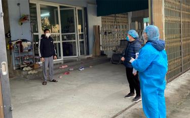 Cán bộ y tế phường Đồng Tâm, thành phố Yên Bái trực tiếp triển khai đến người dân về hướng dẫn điều trị F0 tại nhà.