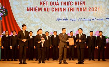 Secretary of the Yen Bai provincial Party Committee Do Duc Duy and Chairman of the provincial People’s Committee Tran Huy Tuan present rewards to Yen Bai city, one of the three district-level localities with the best performance.