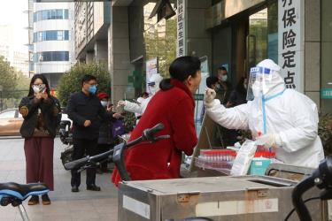 WHO kêu gọi Trung Quốc chia sẻ thông tin về tình hình dịch bệnh COVID-19 tại nước này. Ảnh: REUTERS