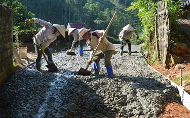 Nhân dân xã Bình Thuận, huyện Văn Chấn bê tông hóa đường giao thông nông thôn.