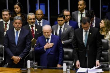 Tân Tổng thống Brazil Luiz Inacio Lula da Silva (giữa) đặt tay lên trái tim khi tuyên thệ nhậm chức ngày 1/1.