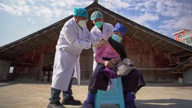 Một phụ nữ lớn tuổi được tiêm vắc xin COVID-19 ở Đan Trại thuộc tỉnh Quý Châu, phía tây nam Trung Quốc