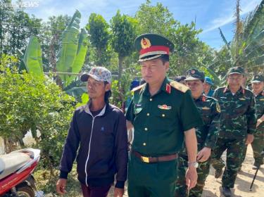 Thiếu tướng Nguyễn Minh Triều, Phó Tư lệnh Quân khu 9 đi cùng cha của nạn nhân.
