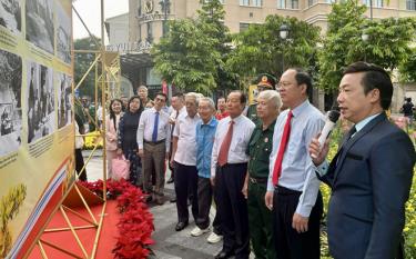 Các đại biểu tham quan triển lãm tại Công viên Lam Sơn