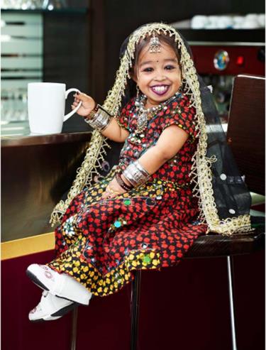 Jyoti Amge là người nữ lùn nhất thế giới còn sống hiện nay. Cô là một người lạc quan, tự tin vào bản thân