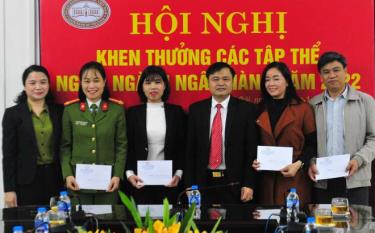 Lãnh đạo Ngân hàng Nhà nước Chi nhánh tỉnh Yên Bái trao thưởng cho các đơn vị có thành tích xuất sắc góp phần cùng ngành ngân hàng hoàn thành tốt các chỉ tiêu nhiệm vụ năm 2022.