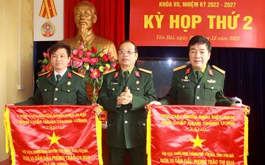 Lãnh đạo Hội Cựu chiến binh tỉnh trao Cờ thi đua đơn vị dẫn đầu năm 2022 cho Hội CCB huyện Yên Bình (bên trái) và Hội CCB thành phố Yên Bái.
