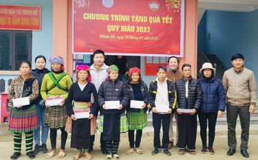 Các hộ nghèo huyện Trạm Tấu nhận quà tết của Quỹ Thiện tâm thuộc Tập đoàn Vingroup trạo tặng.