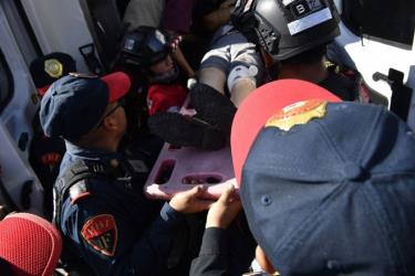 Một người bị thương được đưa khỏi ga tàu điện ngầm Indios Verdes ở thủ đô Mexico City ngày 7/1