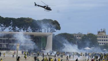 Những người ủng hộ cựu Tổng thống Brazil Jair Bolsonaro đụng độ với cảnh sát khi họ xông vào Cung điện Planalto ở Brasilia, Brazil, ngày 8/1/2023.