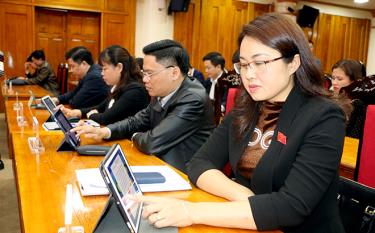 Chiều 9/12, các đại biểu biểu quyết thông qua 20 nghị quyết