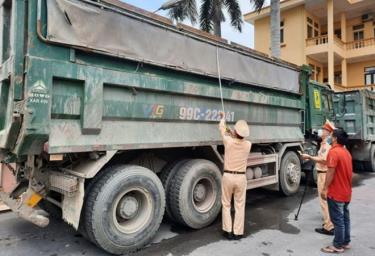 Lực lượng chức năng kiểm tra một xe có dấu hiệu vi phạm về tải trọng.