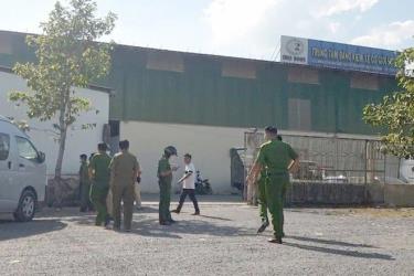 Lực lượng chức năng thực hiện khám xét trung tâm đăng kiểm xe cơ giới 50-14D vào chiều 30/12.