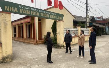 Ban Phát triển thôn Bảo Lâm, xã Bảo Hưng, huyện Trấn Yên trao đổi, dự kiến nội dung công trình phúc lợi chỉnh trang nhà văn hóa thôn.