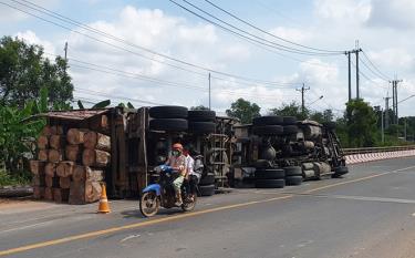 Chiếc container lật đổ vào thành cầu Xa Cát.