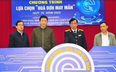 Lãnh đạo Cục Thuế tỉnh cùng lãnh đạo một số sở, ban, ngành bấm
nút quay thưởng “Hóa đơn may mắn” quý IV/2022