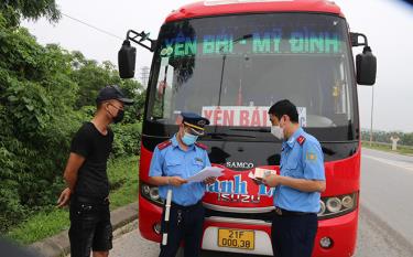 Thanh tra giao thông tăng cường kiểm tra các phương tiện vận tải hành khách bằng ô tô.