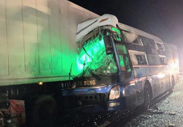 Xe khách đâm vào đuôi xe container.