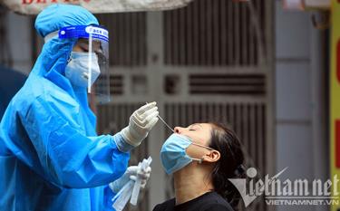 Lực lượng y tế lấy mẫu xét nghiệm cho người dân.