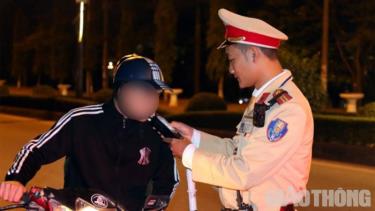 Lực lượng CSGT kiểm tra nồng độ cồn đối với người điều khiển phương tiện giao thông.