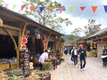 Du khách về chiêm bái Đức Vua Phật Hoàng Trần Nhân Tông trong những ngày đầu tiên của năm mới Quý Mão 2023.