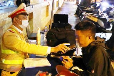 Lực lượng CSGT kiểm tra nồng độ cồn lái xe.