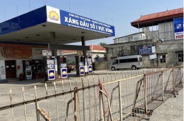 Lực lượng chức năng phát hiện trong khoảng thời gian từ 11h đến 11h45 phút ngày 25/1, cửa hàng xăng dầu này đã đóng cửa không có lý do.