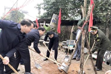 Lãnh đạo huyện Yên Bình ra quân trồng cây bóng mát tại khu vực trung tâm huyện. 
