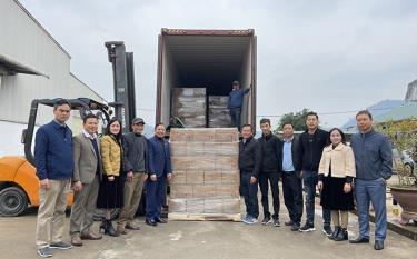 Lãnh đạo Liên minh HTX tỉnh thăm và dự khai xuân, chúc mừng HTX Hưng Thành (huyện Trấn Yên) xuất lô hàng măng tre Bát Độ sang Nhật Bản ngay trong ngày đi làm đầu tiên của năm mới.