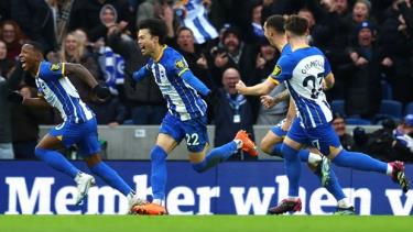 Kaoru Mitoma (giữa) giúp Brighton biến Liverpool thành cựu vương.