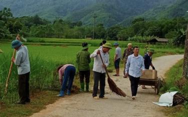 Hội viên cựu chiến binh xã Việt Hồng tham gia vệ sinh, giữ sạch đẹp đường giao thông nông thôn.