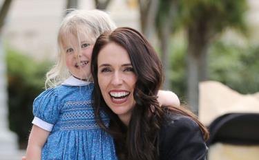 Thủ tướng New Zealand Jacinda Ardern và con gái.