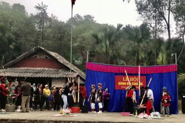Đông đảo người dân tham gia phần hội tại đình Ba Chãng.