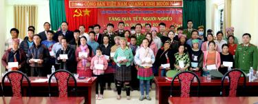 Thiếu tướng Phạm Khải - Tổng biên tập Báo CAND và Đại tá Nguyễn Xuân Tuấn - Phó Giám đốc Công an tỉnh Yên Bái tặng quà cho người nghèo tại xã Sùng Đô, huyện Văn Chấn.