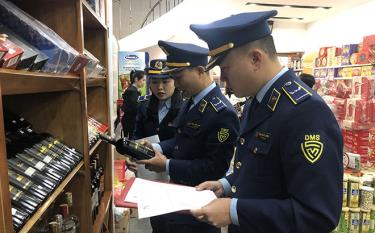 Cán bộ Đội số 2 Quản lý thị trường tỉnh kiểm tra hàng hoá tết tại thành phố Yên Bái.
